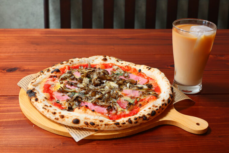 『舞茸とベーコンのピザ』（1,360 円）は、香り豊かなマイタケがたっぷり！