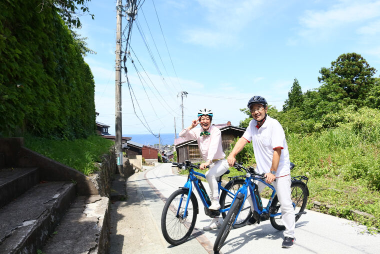 佐渡金銀山と佐渡奉行所を結ぶ京町通り。日本海も見えるのでサイクリングが気持ちいい！　電動機付き自転車で坂道もへっちゃら
