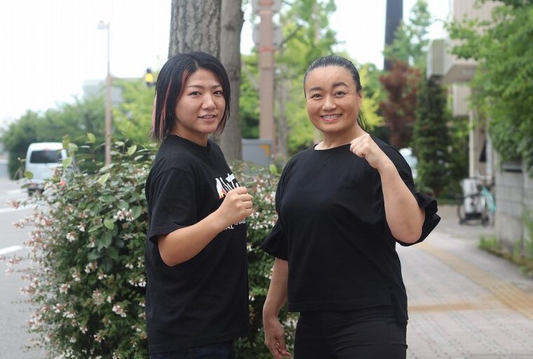 岩田美香（写真左）は福岡県出身。2015年7月、新潟市体育館にてアジャ・コング戦でデビューし、現在は人気レスラーの仲間入りを果たした27歳。新潟市西区出身の里村明衣子（写真右）は、現役レスラーとセンダイガールズ代表取締役の二刀流で活躍中。