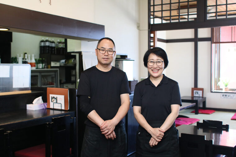 店主の李仙花さん（右）と料理長の金𢛳浩さん（左）