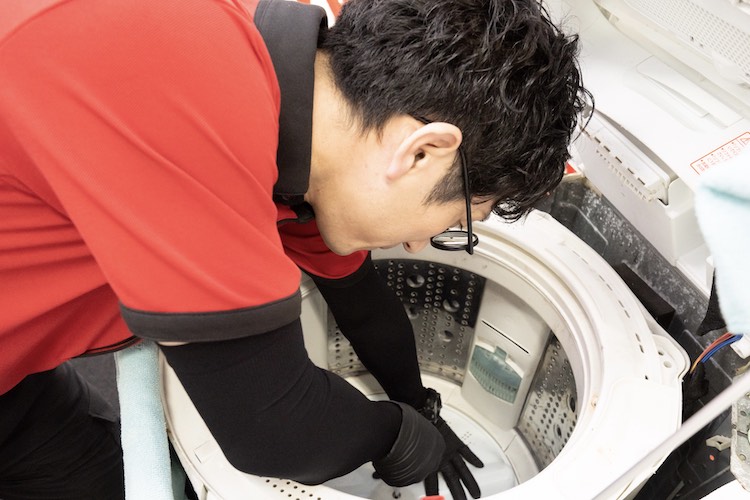 洗濯槽に繁殖したカビや洗剤の残りカスなどの汚れを、洗濯機を分解して隅々まで徹底清掃