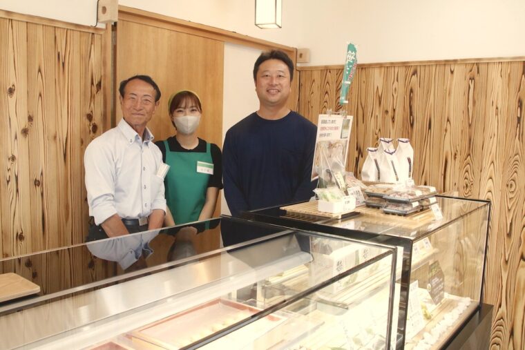 左が代表取締役の森林幸男さん、右が専務取締役の森林幸弘さん、真ん中はスタッフさんです