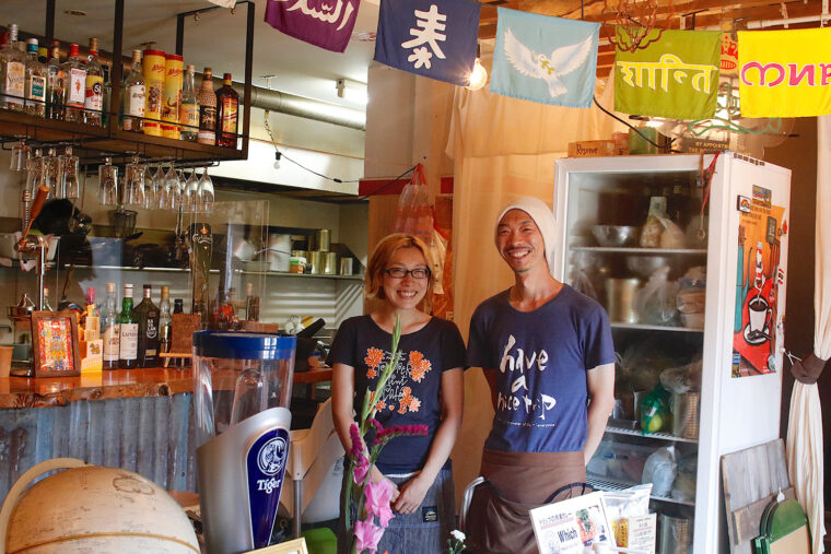お店のオープン1ヵ月前にタイを旅してきたという高橋さん夫妻が営む