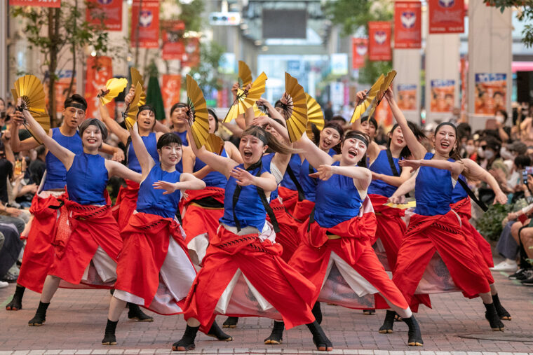 躍動感ある踊りは毎年見物客に大きな感動を与える