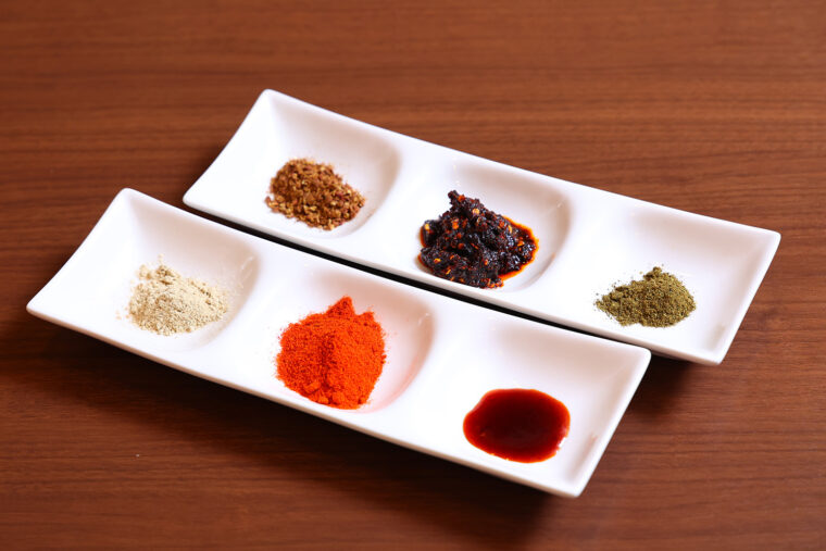 国産山椒、漢源 山椒、ブルダックソース、韓国唐辛子といった香辛料を使用