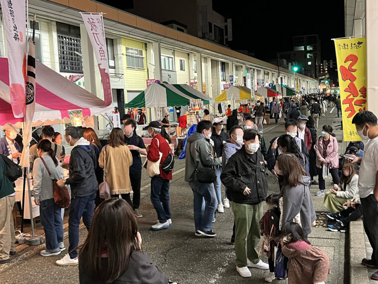 夜風に吹かれながらほろ酔い気分を楽しめる