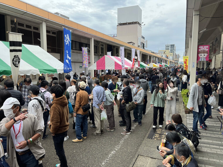 会場となる上越市高田商店街には、毎年全国からSAKEファンが多数訪れる