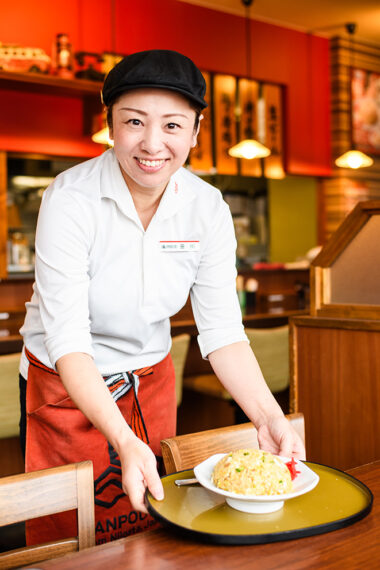 「私も三宝亭のチャーハンが大好きです」と亀貝店スタッフの笹川さん