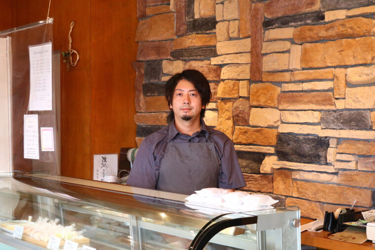 店主の齊藤一平さん。季節の果物を使った美しい ケーキがお店の看板だ