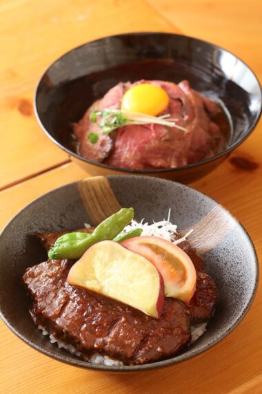 『ステーキ丼』（手前）と『ローストビーフ丼』（奥）