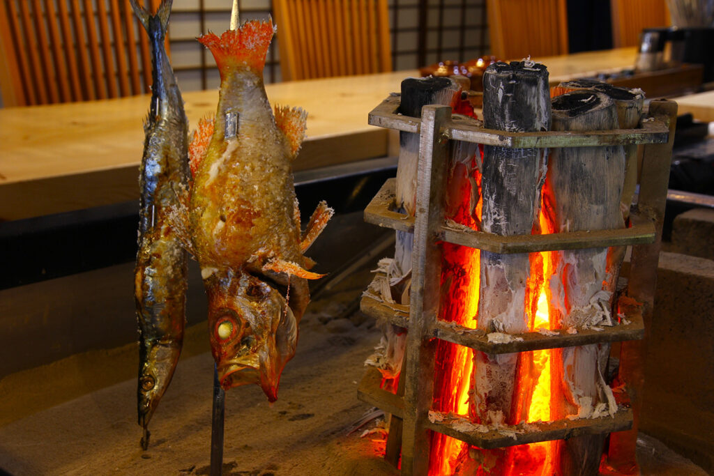 新店・炉端割烹 炭なじ】名物は囲炉裏で串焼きする、迫力満点の「原始