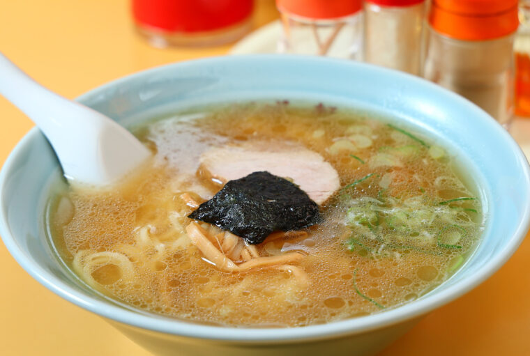 トンコツと鶏ガラ、昆布を使用したスープが味わい深い『ラーメン』（550円）