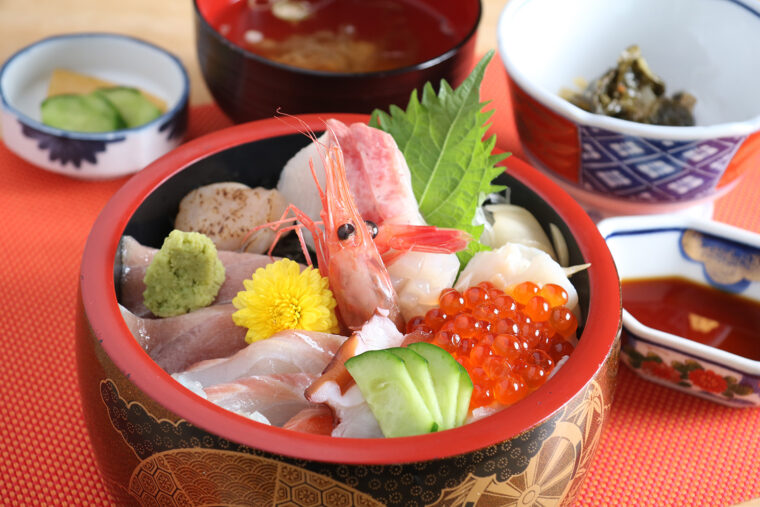 海鮮も自慢。『海鮮丼』は味噌汁、小鉢、漬物付きで1,300円