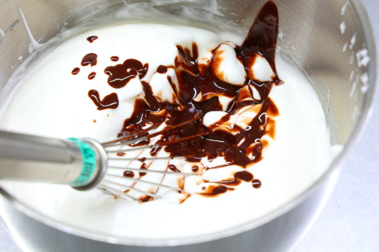 メレンゲ、卵黄、グラニュー糖、カカオ65%のチョコレートなどを混ぜ合わせていきます