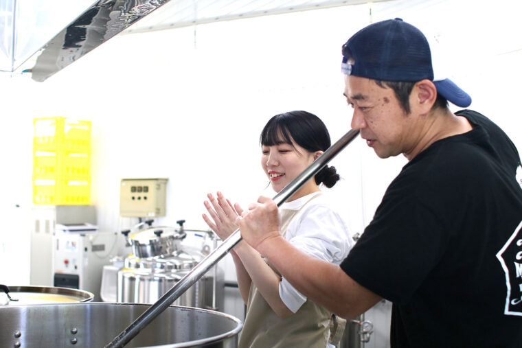 中嶋さんにビール造りの基本を教わりながら楽しく仕込み作業