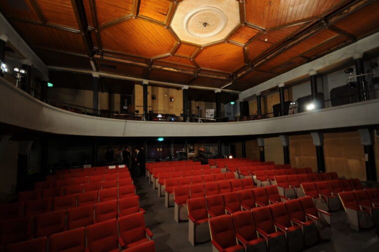 明治44年（1911年）に芝居小屋、高田座として開業。数年後、映画館に転身して以降、映画100年の営みを現在にそのまま伝える日本最古級の現役映画館。入館料必要