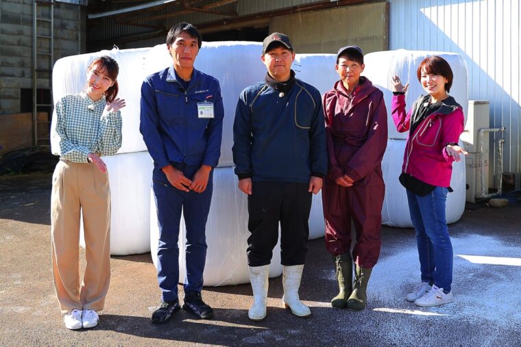 生産者の中澤さん（写真中央。その隣はお母さん）とJA新潟かがやきの八木さん