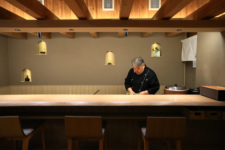 さまざまな店舗で料理長を務めてきた代表の渡邉孝秀さん。カウンターの造りにも注目を