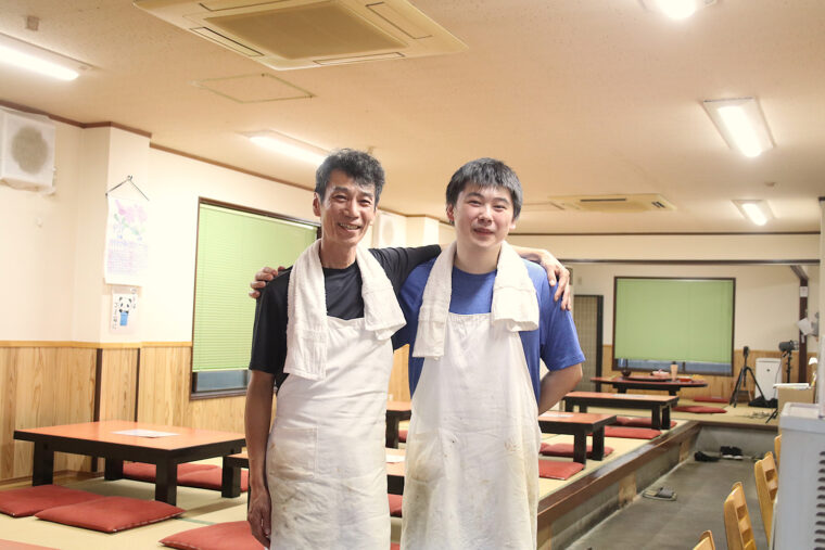 店主の渡辺徳利さん（左）と息子の翔太さんが中心となって営んでいます