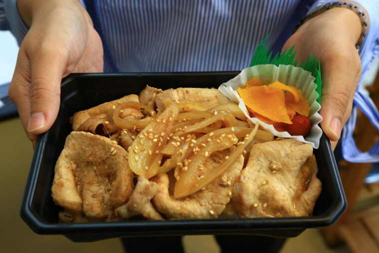 『自家製 生姜焼き弁当』（430円）は、豚ロースを贅沢に使用。米は地元湯沢町産コシヒカリ