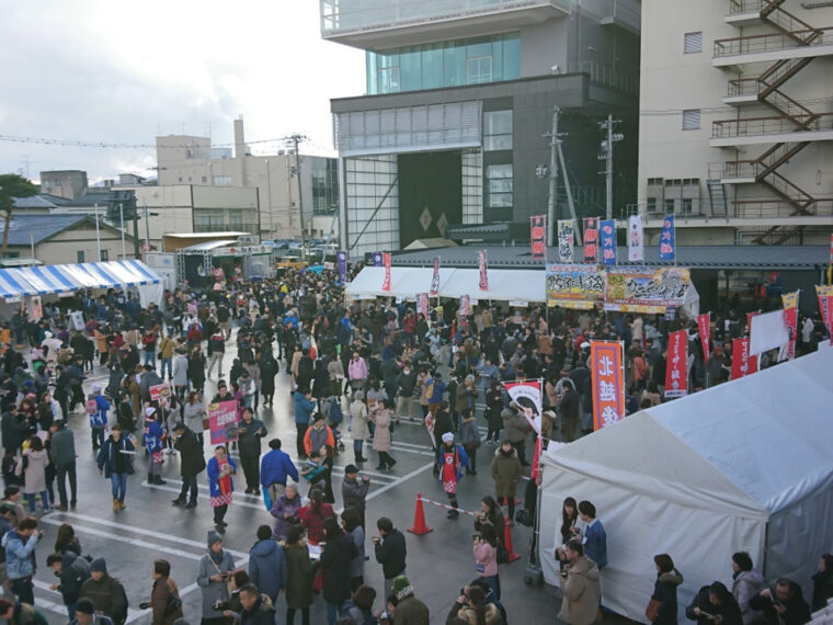 雑煮ファンでにぎわう新発田市役所の会場