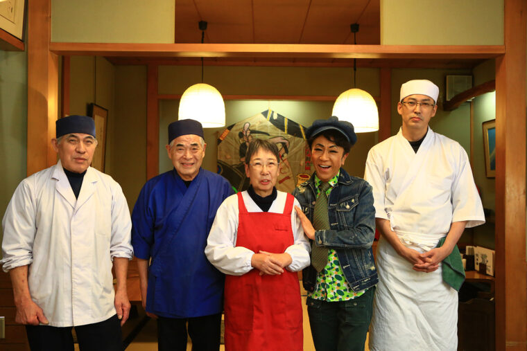 店主・今井重行さん（左から2番目）、とよ子さん夫妻をはじめ、スタッフの皆さんと一緒に記念撮影！