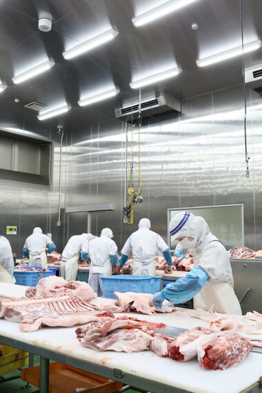 純白のビアンカはおもに佐藤食肉の本社工場で加工されています