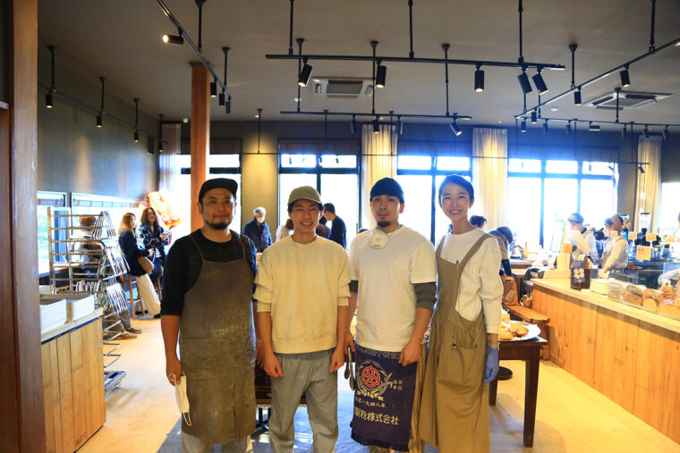 右からオーナーの山崎さん、パン職人の田原さん、中田さん、山崎さんの奥様