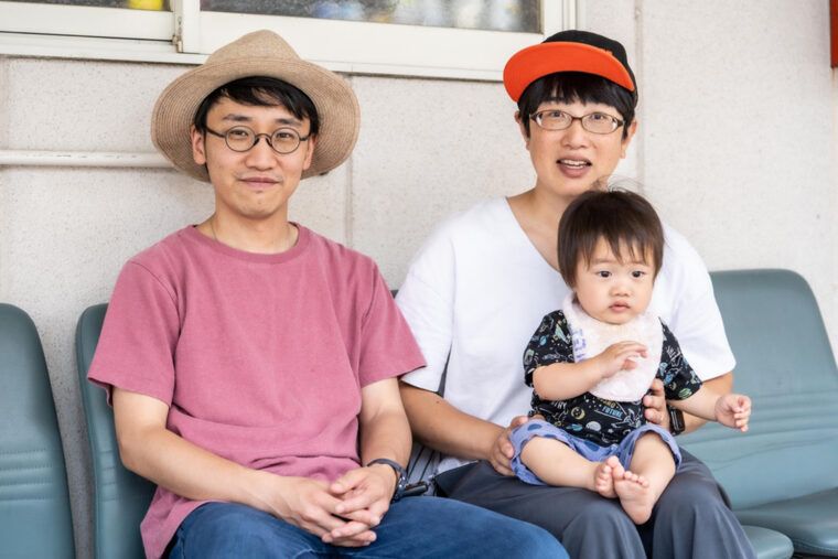 伊藤綾さん（右）／柏崎市出身。2019年に湯沢町へ移住。3人の子どもの母をしながら、移住サポートやまちづくりを行なう会社、きら星を経営