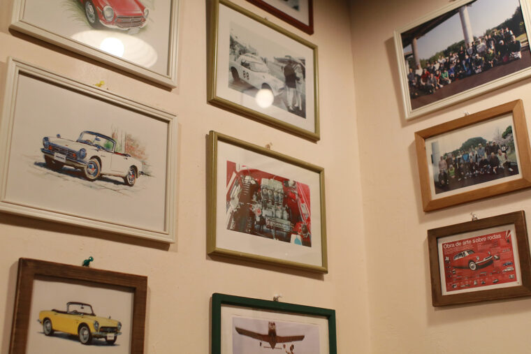 壁にはクラシックカーのイラストや写真が。クラシックカー好きにはたまらない！