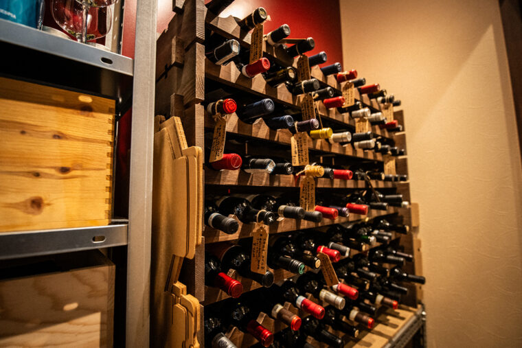 ワインセラーに並ぶワインの数々。購入したワインを飲めるだけでなくグラスワインの注文も可能
