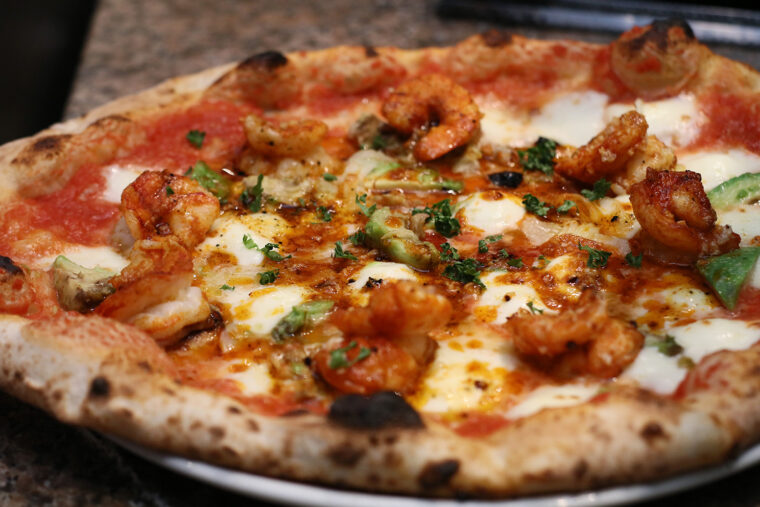 モッツァレラとアボカドのピザにガーリックシュリンプをのせた『アボカド スキャンピ』（2,800円）