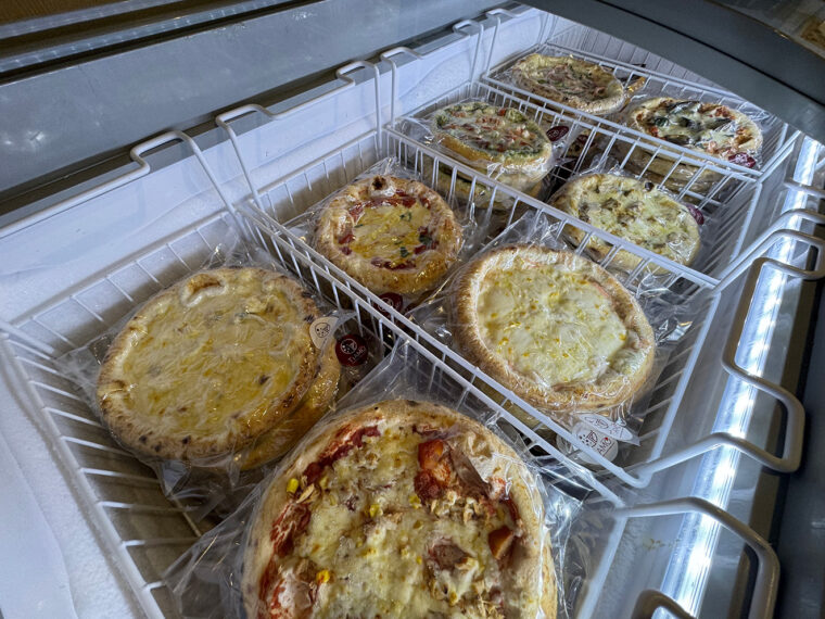 店頭の冷凍ケースに並ぶ冷凍ピザ