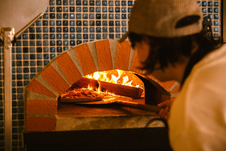 自慢の薪窯で焼き上げたピッツァには、薪の香りがほんのり移り美味