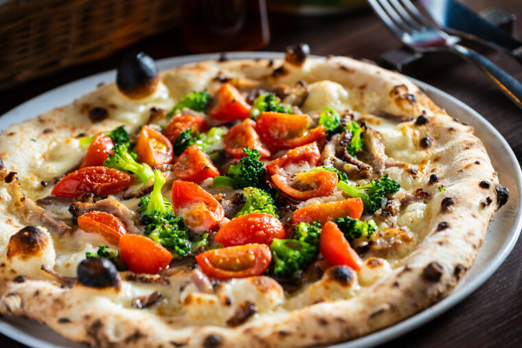 ベーコンのほどよい塩味とトマトの酸味が好相性の『自家製ベーコンと野菜のPizza』(1,815円)　
