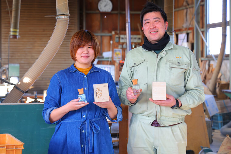 開発した山口明歩さんと兄の山口将門さんは、木工所に広がる木の香りが大好き！