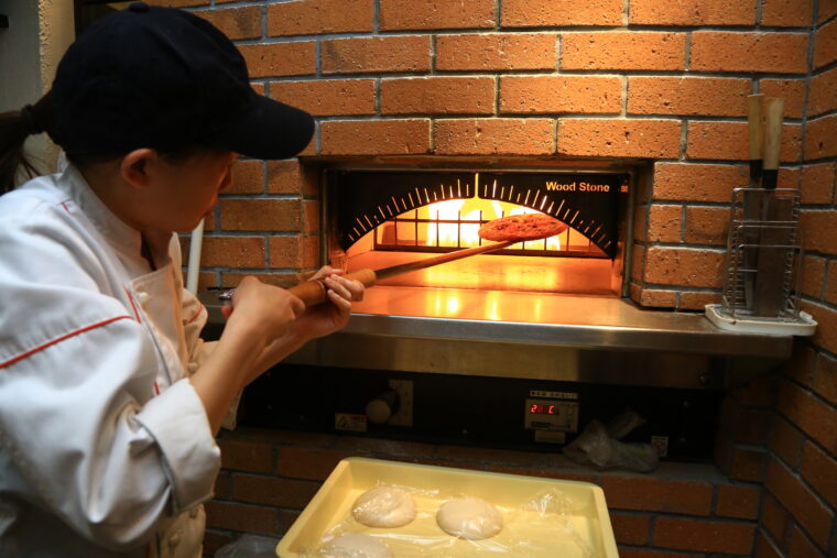 取材当日、ピザを焼いてくれたのは料理長・茨木さんお墨付きの腕を持つスタッフの長谷川莉香さん