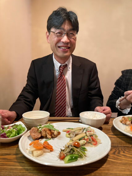 吉田 篤さん／50周年を迎えた万代シテイのメディア を取り扱う新交企画に在職。食事は手帳に毎日メモする