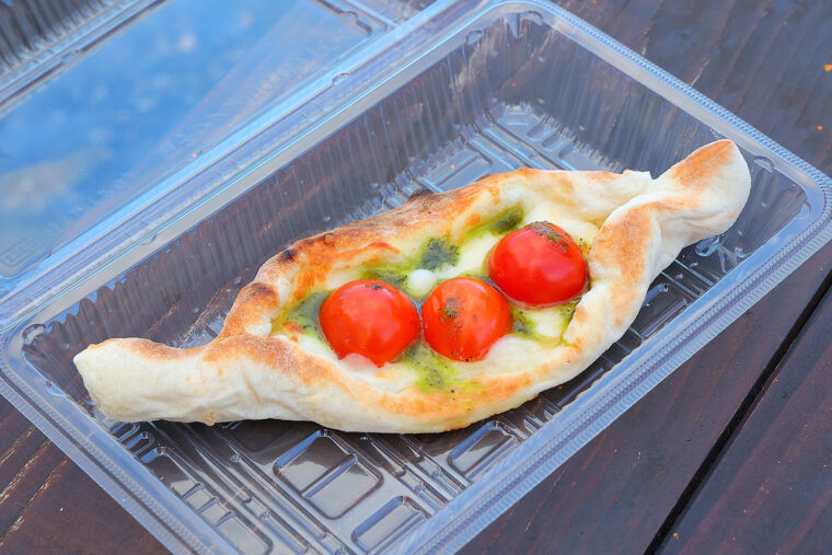 ピザ半分 の手軽なサイズ感が人気の『カプレボート』（500円）もおすすめ！