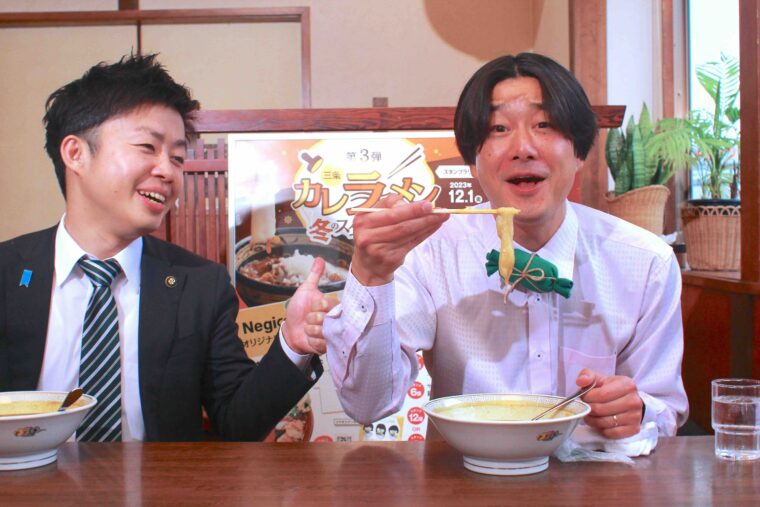 食べてばかりで取材をしない山脇さんにツッコミを入れる滝沢市長