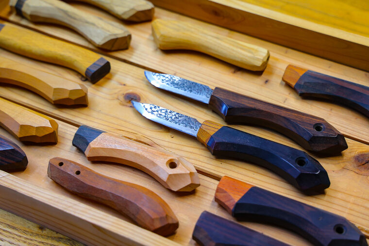 マサコー山口木工で製造した柄を使ったアウトドアナイフ