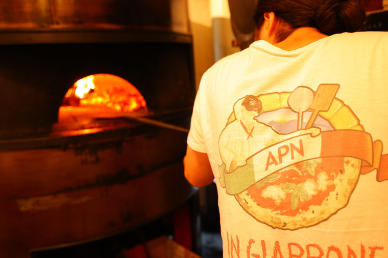 笠巻さんが着ているTシャツは日本ナポリピッツァ職人協会から認定されたピザ職人の証