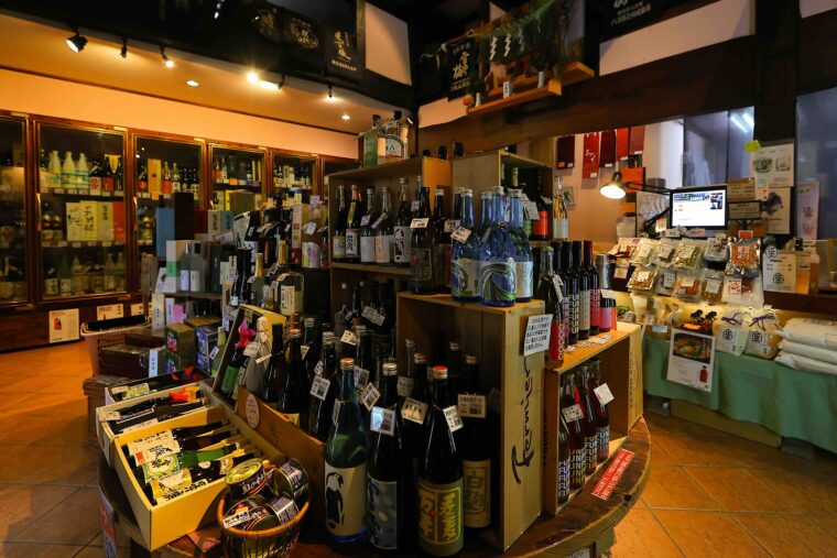 彌彦神社 一の鳥居から徒歩30秒。店内には県内銘柄を中心に厳選したお酒が並んでいます