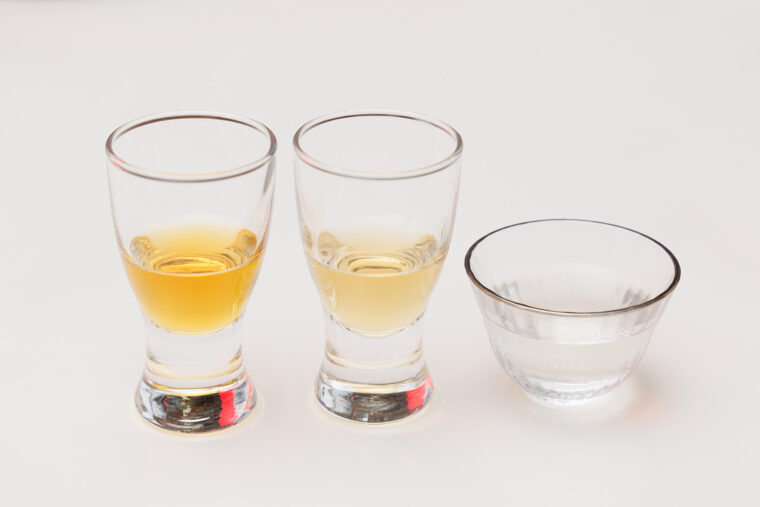左と中央は常温熟成酒、右は低温熟成酒。製法や熟成期間・温度で色や香り、味わいが変化する。低温熟成の場合は穏やかに変化