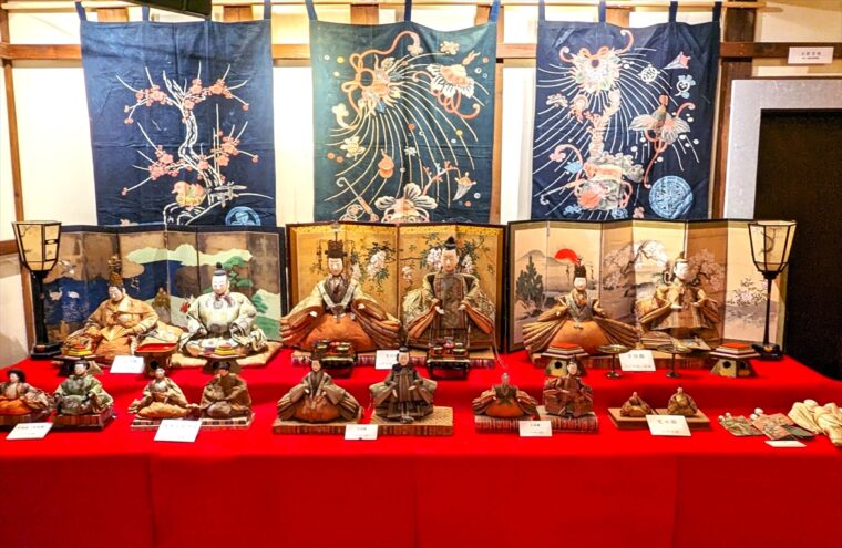 ギャラリー蔵織での展示。江戸期の元禄雛、享保雛、次郎左衛門、古今雛など各様式のひな人形が並びます