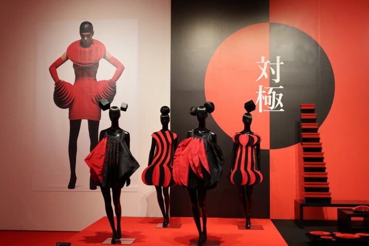 赤と黒。漆という日本の伝統素材の品位。そして「重ねる・たたむ・折る」という要素が落とし込まれています