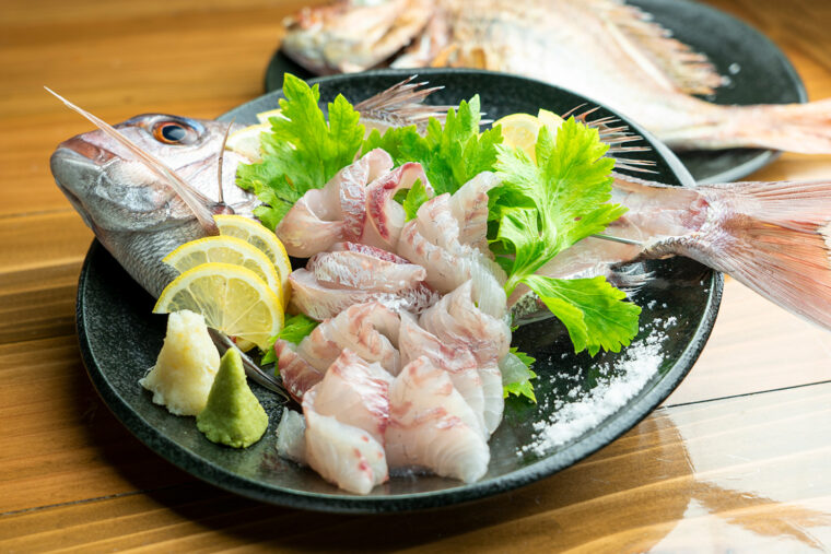 新鮮な魚が刺身やアクアパッツァなど、さまざな料理に変身