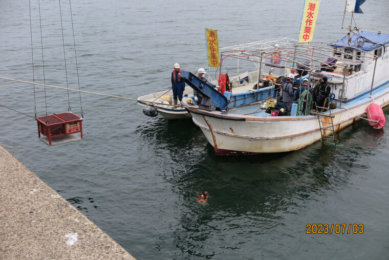 さまざな調査の結果、直江津港の西防波堤の内側に沈めることに