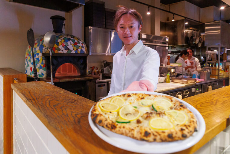 「直径約23センチの小さめのピザは女性にも食べやすいと好評です」とオー ナー・栗原さん