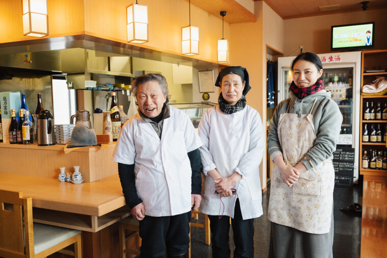 店主・山田仁さん（左）をはじめ、家族3人で切り盛りしている